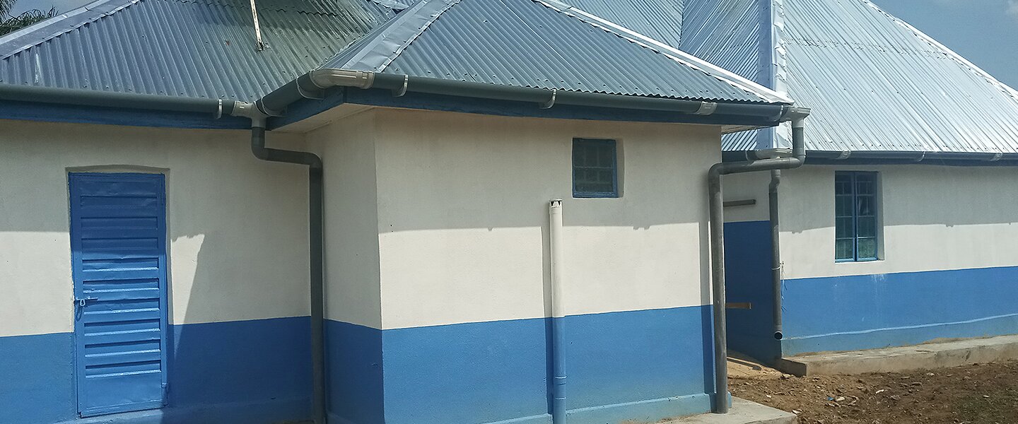 Außenansicht der frisch sanierten Gesundheitsstation in Torma in Sierra Leone