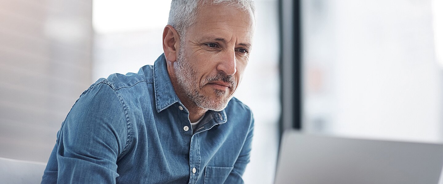 Ein Vermittler, der sich online über den Abwehrservice für Makler der Fonds Finanz informiert