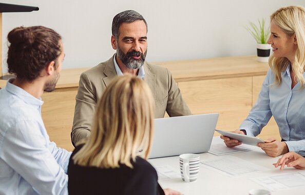 Bancassurance-Experten unterstützen Bankmitarbeiter und -kunden