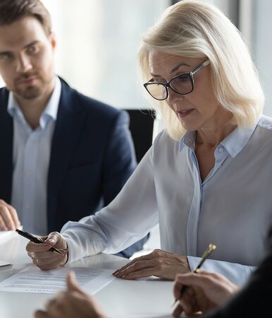 Juristen sorgen dafür, dass die rechtlich geprüften Dokumentenvorlagen für die Bestandsübertragung stets aktuell sind