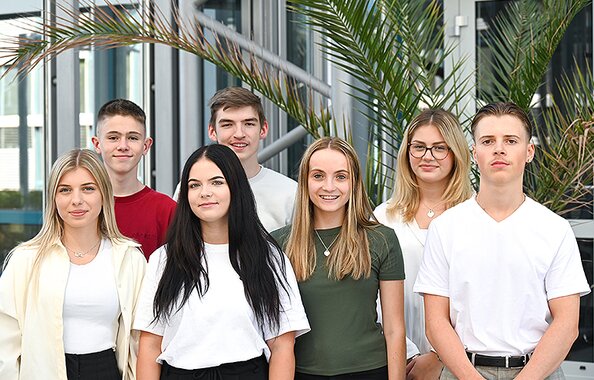 Junge Menschen, die eine Ausbildung bei der Fonds Finanz in München machen