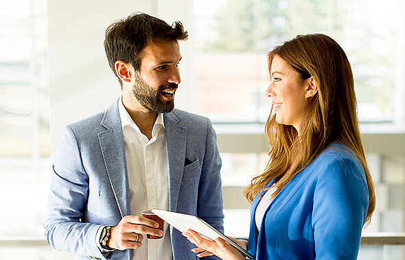 Makler im Gespräch bei der Roadshow Mehr Erfolg mit Fonds Finanz, auf der sich Vermittler kostenfrei weiterbilden