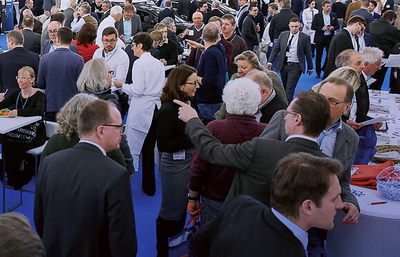 Besucher beim Netzwerken auf der Messe