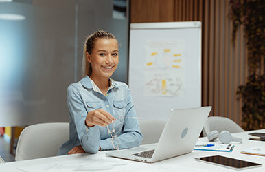 Berufseinsteigerin am Laptop, die eine Ausbildung als Kauffrau für Büromanagement absolviert