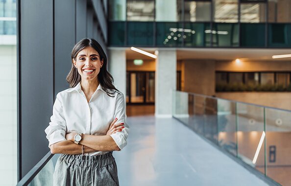 Foto mit einer Frau als Imagebild für den Karrierebereich Jobs mit Berufserfahrung in München bei der Fonds Finanz