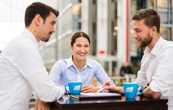 Mitarbeiter der Fonds Finanz in München bei einer Team-Besprechung