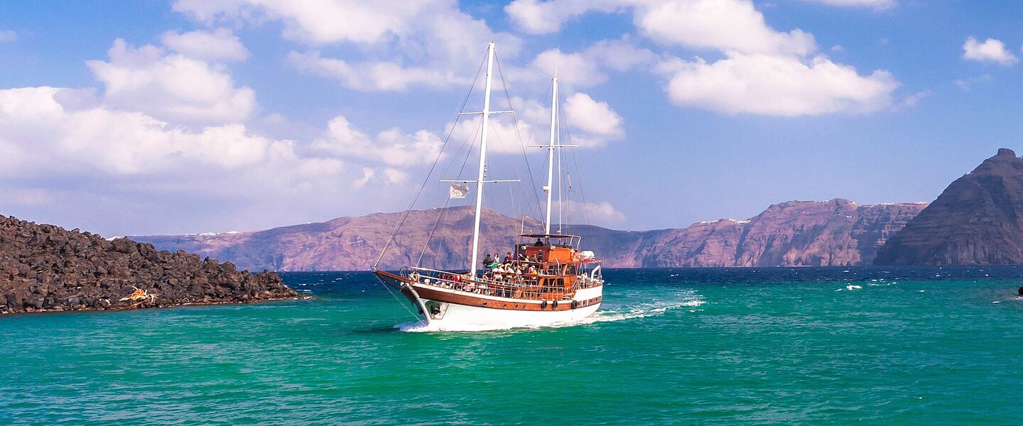 Ein Segelboot vor der griechischen Küste