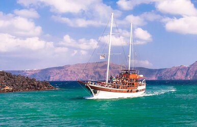 Ein Segelboot vor der griechischen Küste