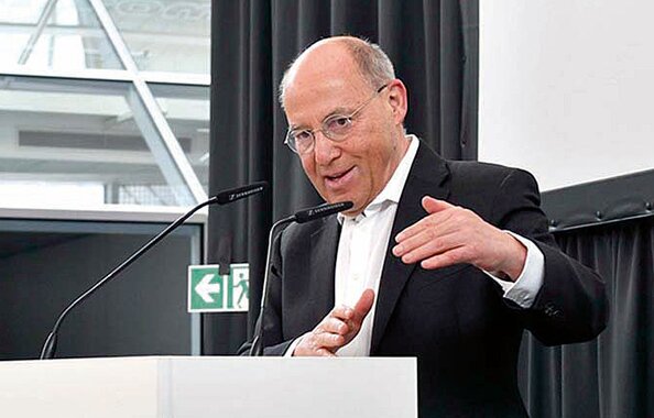 Dr. Gregor Gysi, Politiker der Partei DIE LINKE und Star-Redner bei der Hauptstadtmesse