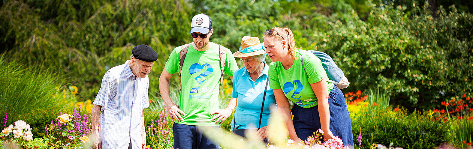 Teilnehmer der Social Week 2023, die sich ehrenamtlich für soziale Projekte engagieren, zusammen mit Senioren im Botanischen Garten in München