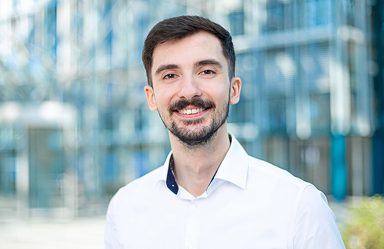 Nikolaos Topouridis, Projektassistent im Bereich Maklermanagement