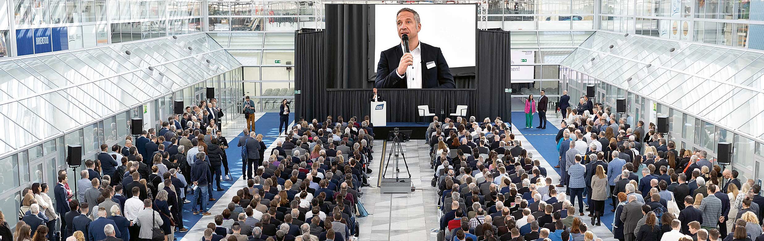 Fonds Finanz Geschäftsführer Norbert Porazik als Speaker vor vollem Saal bei der MMM-Messe 2024 in München