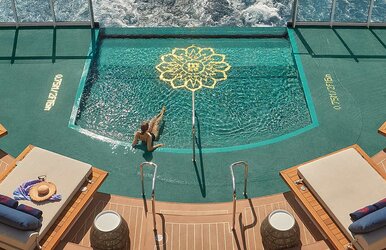 Eine Frau im Swimmingpool auf einer Luxuskreuzfahrt durch die Karibik mit dem Kreuzfahrtschiff EXPLORA I