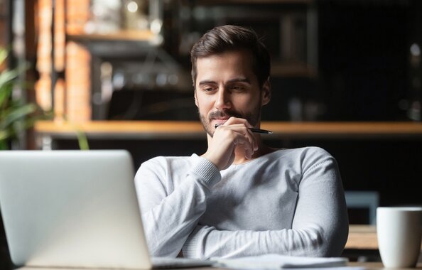 Freier Versicherungsmakler, der am Laptop mit effizienter Software aus dem Bereich Lebensversicherungen arbeitet