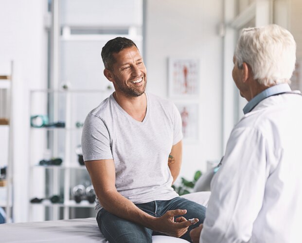 Ein Mann beim Arzt als Image-Foto für Produkte der privaten, betrieblichen und gesetzlichen Krankenversicherung