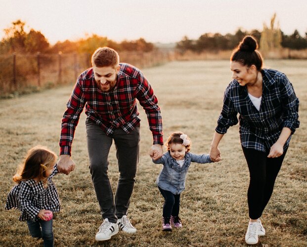 Familie mit kleinen Kindern als Image-Foto für Lebensversicherungen für die private und betriebliche Altersvorsorge