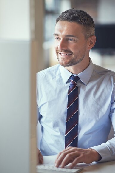 Freier Makler arbeitet am Computer effektiv mit Fonds Finanz Maklersoftware