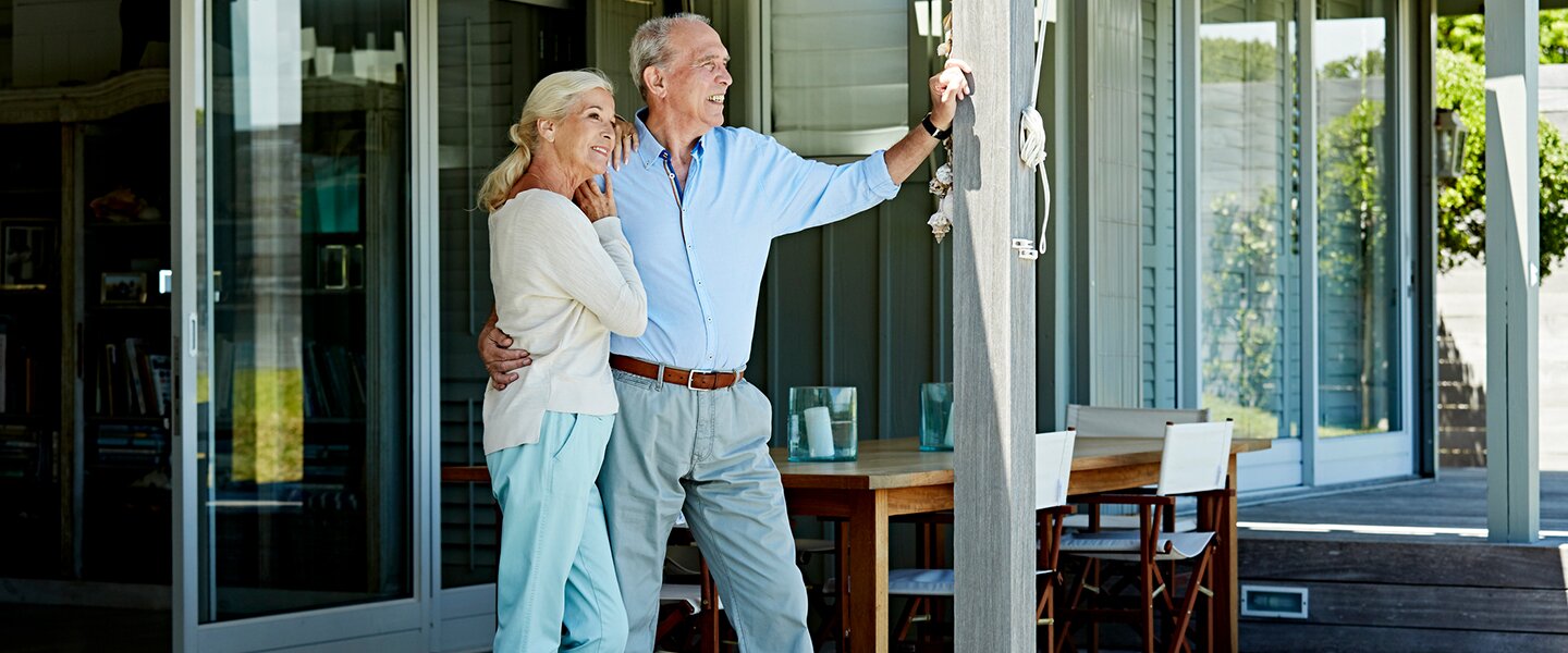 Ein Paar im Seniorenalter, das sich ein Eigenheim mit einer Baufinanzierung ermöglicht hat