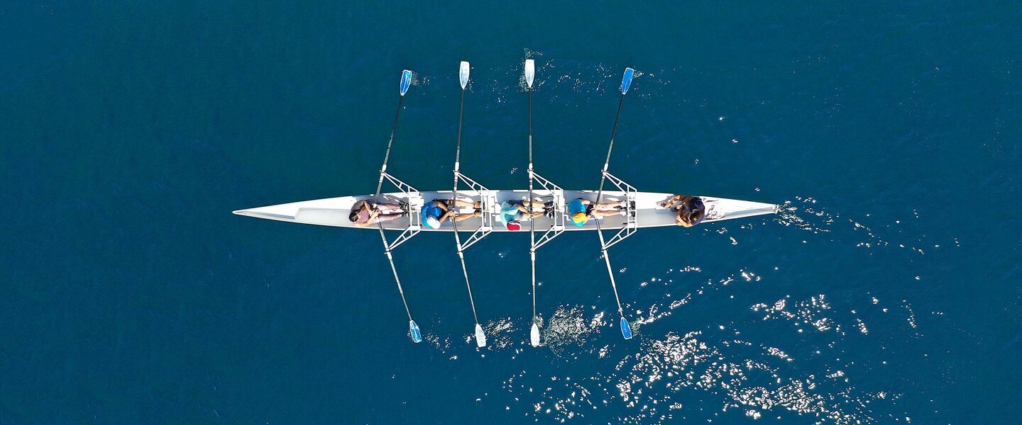 Ruderer in einem Boot als Imagebild für einen Artikel zum Geschäftsjahr 2022 der Fonds Finanz