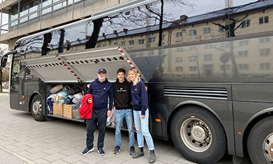 Helfer vor einem Reisebus mit Hilfsgütern für die Menschen in der Ukraine