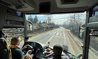 Blick durch die Windschutzscheibe des Busses auf der Fahrt Richtung Ukraine